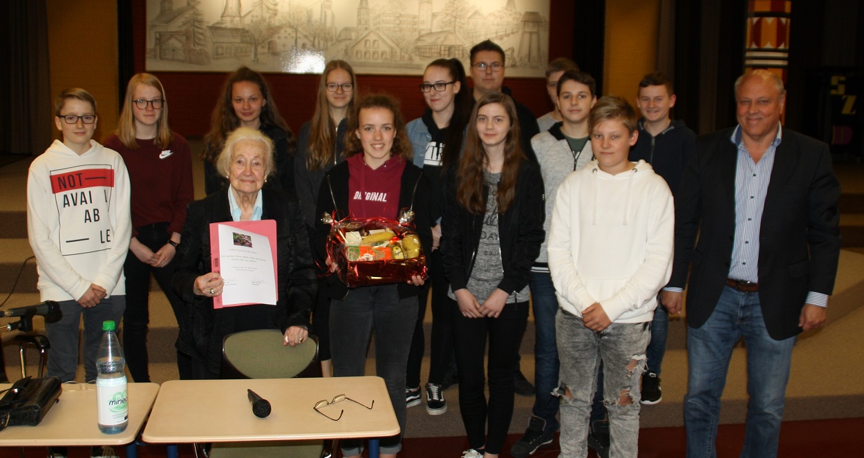 Erna de Vries spricht vor Schlern der OBS Drpen - Oberschule Drpen